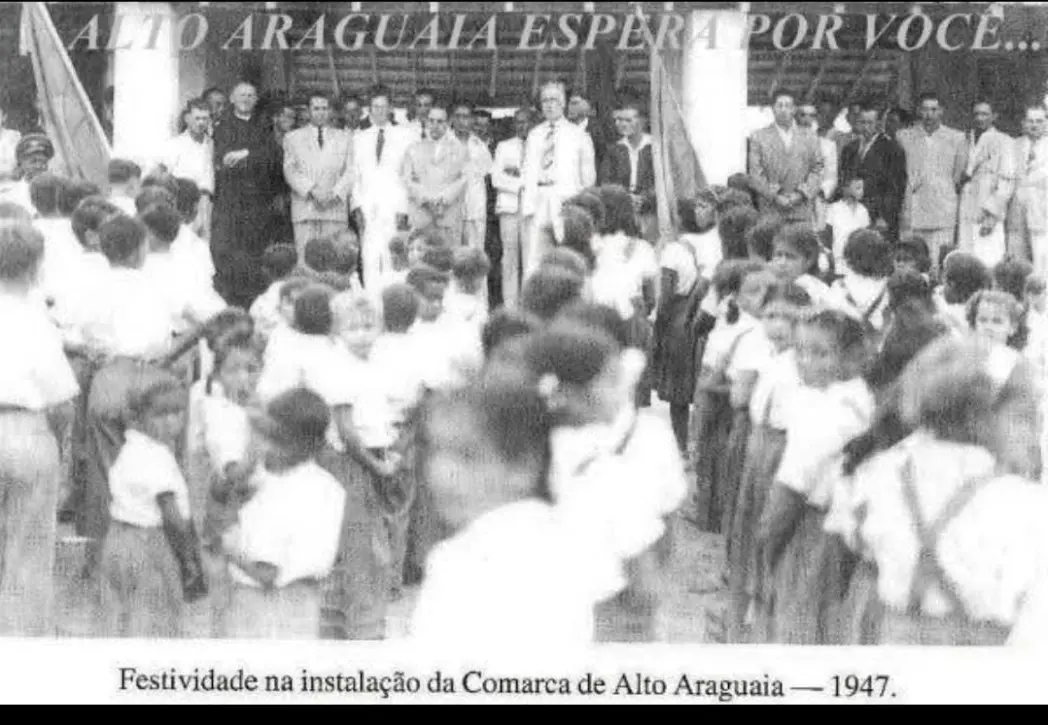 Imagem em preto e branco, registrada em 1947 na inauguração da instalação da Comarca de Alto Araguaia