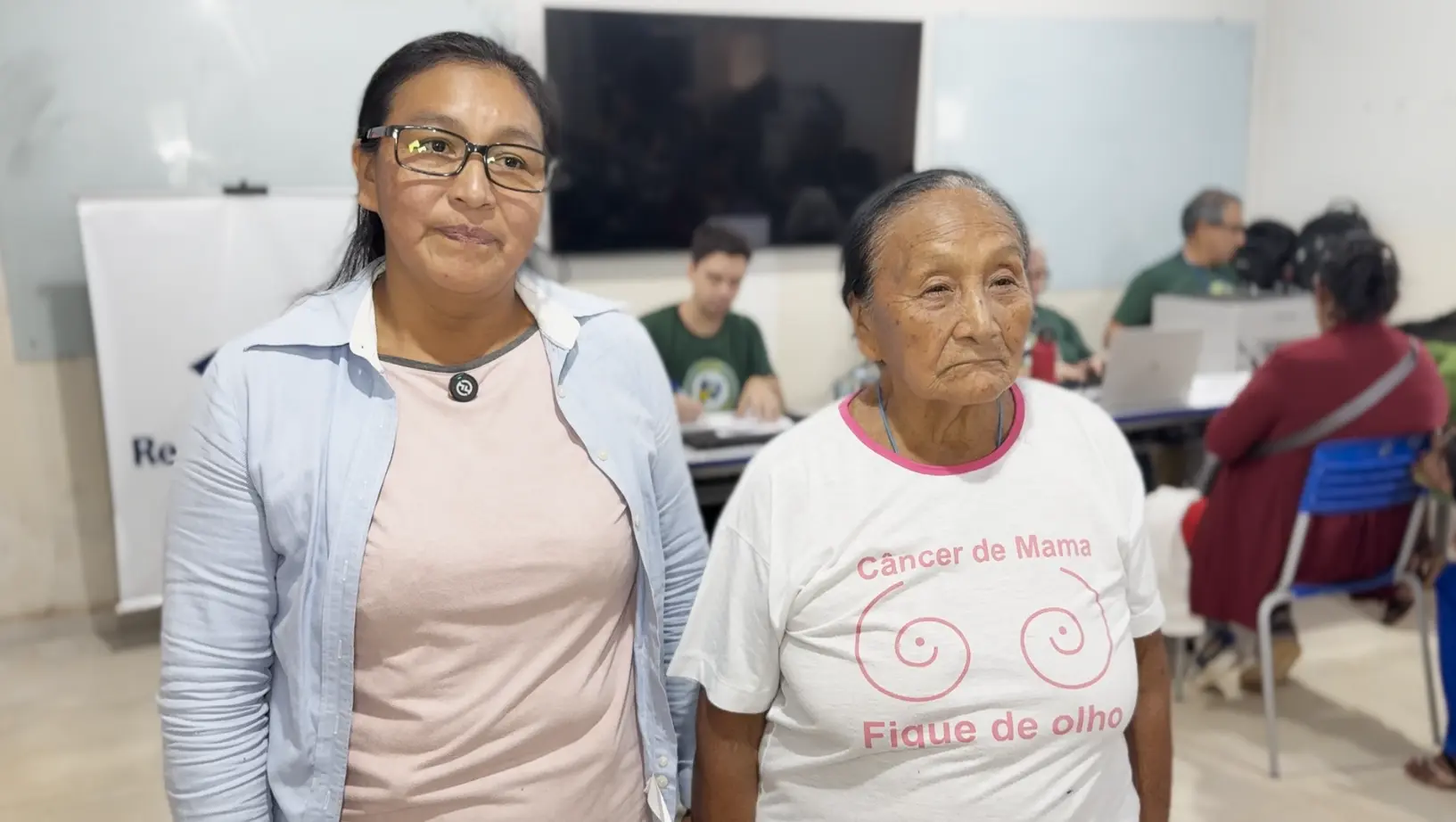 Foto que mostra Marinilza Tomicha e sua mãe, Izabel Flores, em posto de atendimento no mutirão Justiça Sem Fronteiras