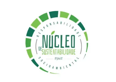 A imagem é o logotipo do Núcleo de Sustentabilidadedo PJMT, com a palavra "Núcleo" em verde escuro, "Sustentabilidade" em verde claro, e um desenho de folha acima da letra "U".