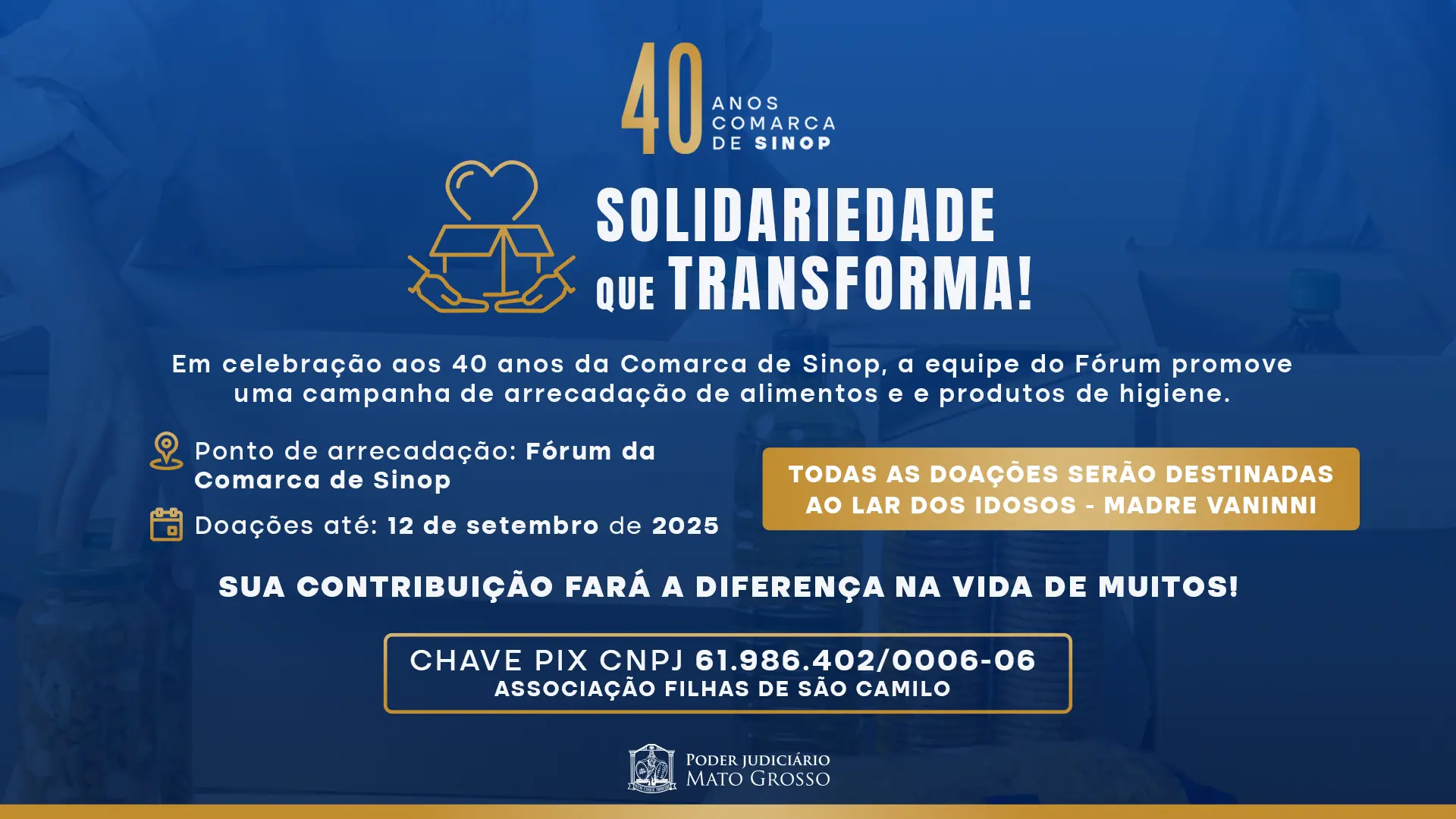 Card em tons de azul e dourado divulga a campanha “Solidariedade que transforma!” pelos 40 anos da Comarca de Sinop. Anuncia arrecadação até 12/09/2025 no Fórum, com doações destinadas ao Lar dos Idosos Madre Vaninni. Inclui chave Pix e slogan de impacto.