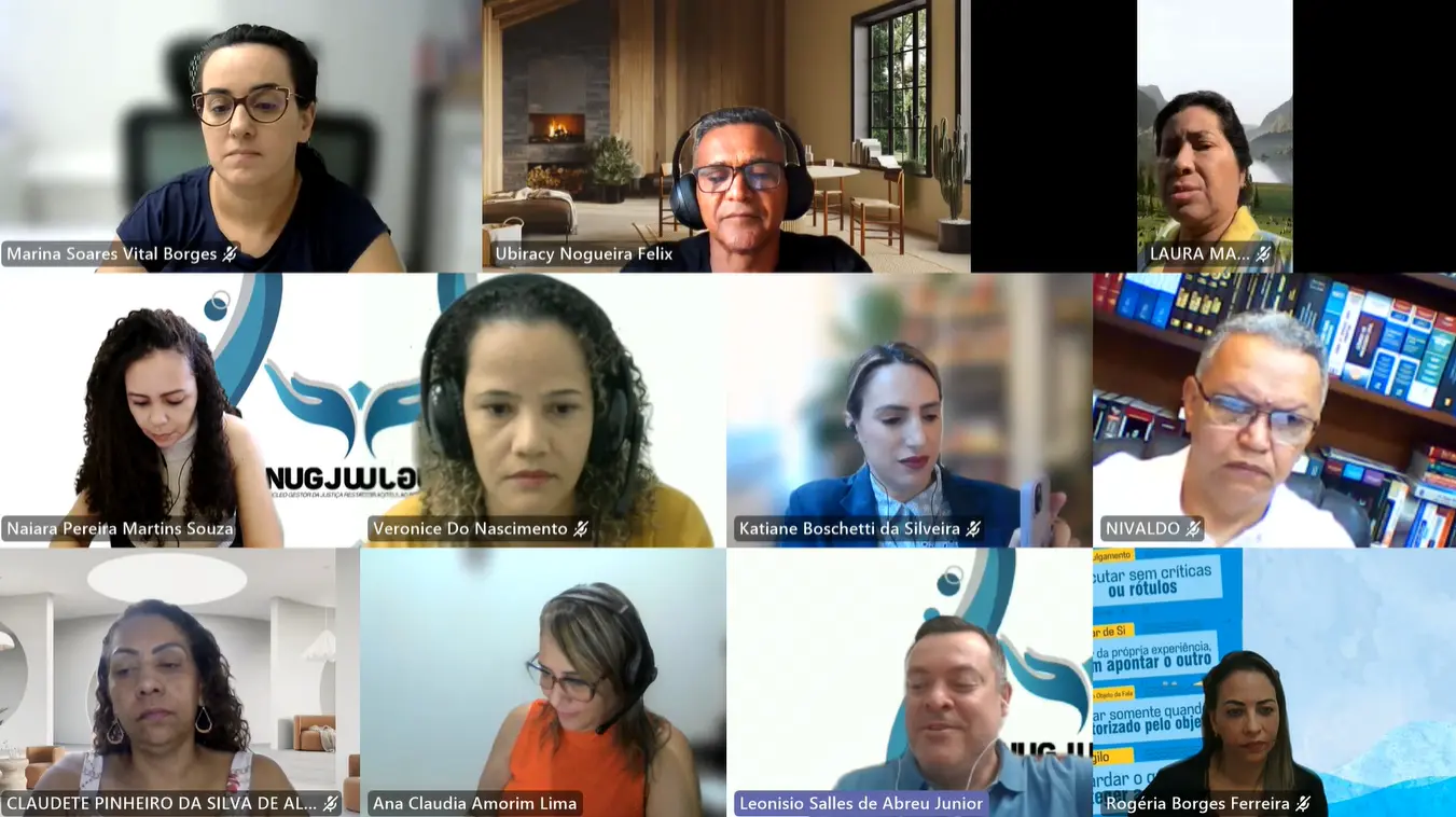 Em outra tela de reunião online, diferentes participantes acompanham o curso, atentos às falas. O fundo institucional do NUGJUR reforça o caráter oficial do encontro e a diversidade dos ambientes de cada inscrito.