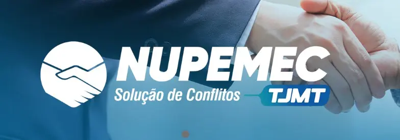 Arte institucional do Nupemec traz, à esquerda, símbolo de mãos se cumprimentando. Ao centro, o texto “NUPEMEC – Solução de Conflitos” e, à direita, a sigla TJMT. Ao fundo, imagem de aperto de mãos, em tons de azul.