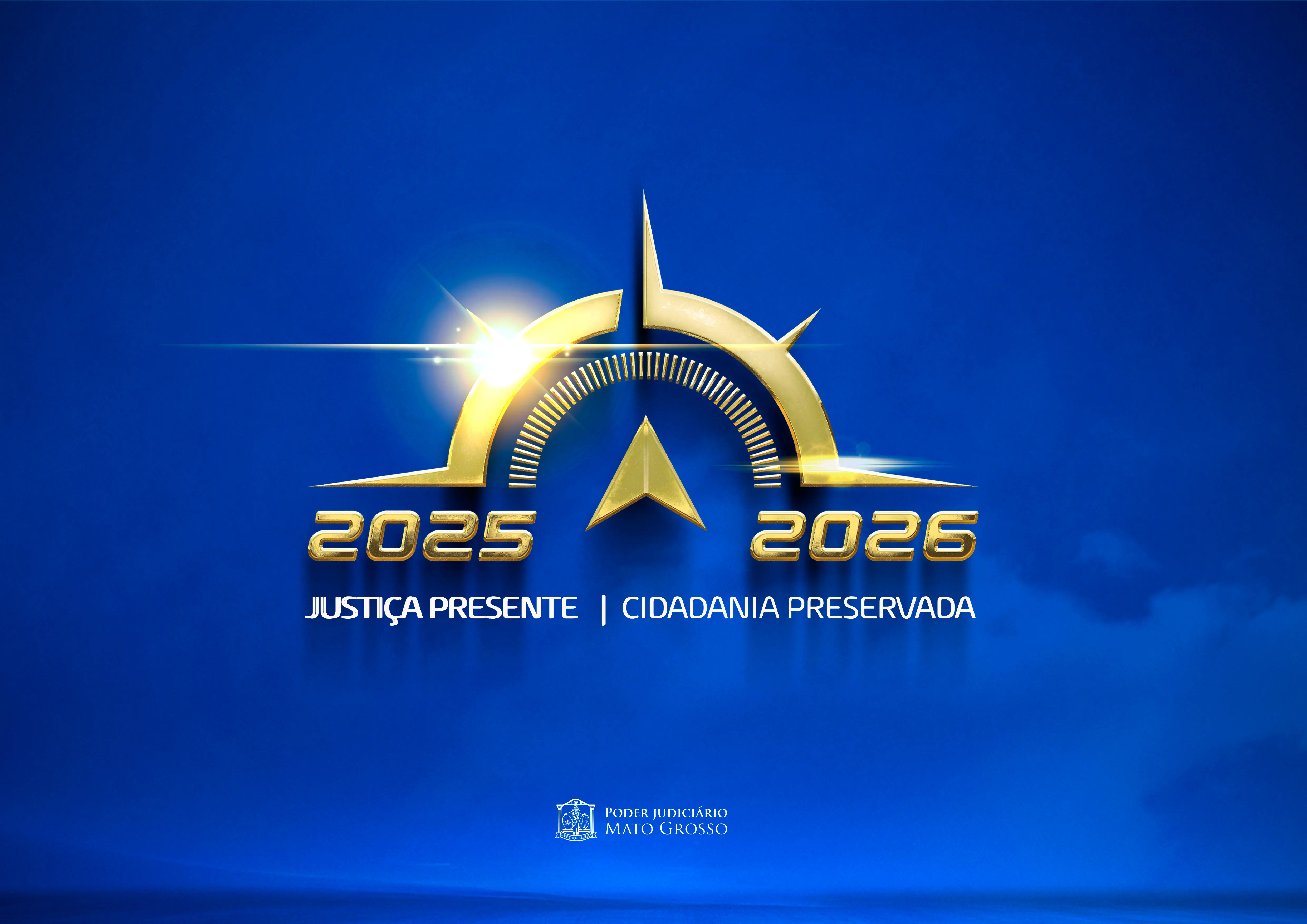 Imagem institucional em fundo azul com símbolo dourado em forma de bússola e seta central. Ao centro, os anos “2025” e “2026”. Abaixo, o slogan “Justiça Presente | Cidadania Preservada”. Na base, a marca do Poder Judiciário de Mato Grosso.