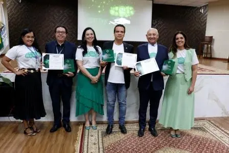 As três gestoras possam para foto com o coordenador da CGJ, juiz auxiliar Emerson Cajango e corregedor