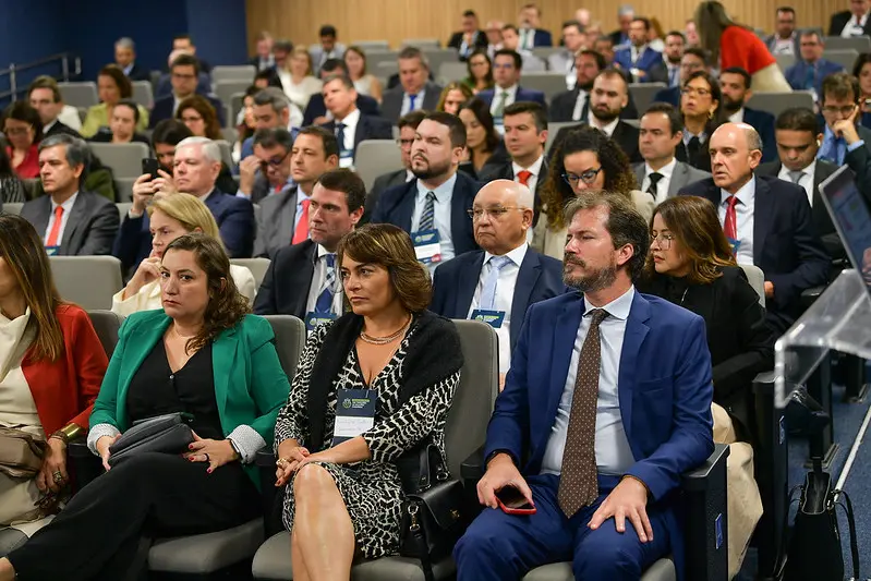 Foto mostra as comitivas dos Estado sentadas nas poltronas do auditório do CNJ. Na segunda fileira estão a servidora Keila, o corregedor, desembargador Juvenal, juiz auxiliar Eduardo Calmon e a juíza Adriana Coningham