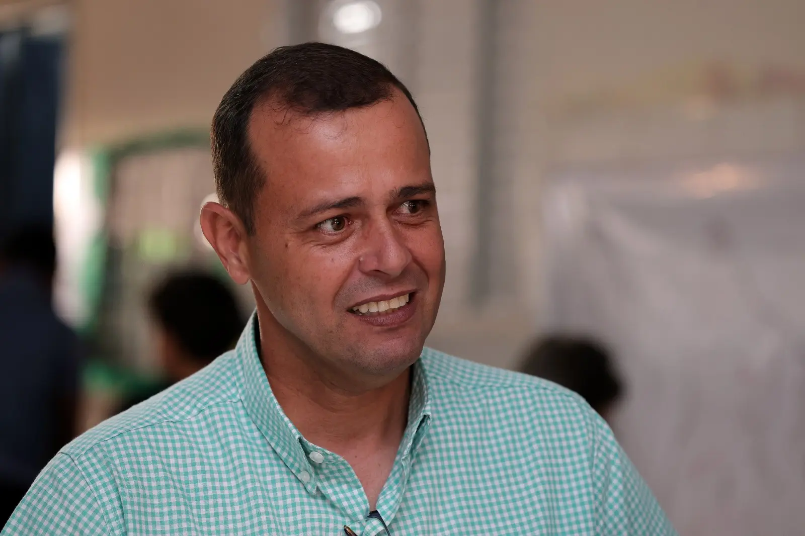 Prefeito de Porto Esperidião, Odirlei Queiroz Faria é um Homem de pele clara olhas para o lado direito e sorri de forma sutil. Ele possui cabelos curtos e escuros e veste uma camisa de botão de mangas curtas com estampa xadrez em tom verde-claro.