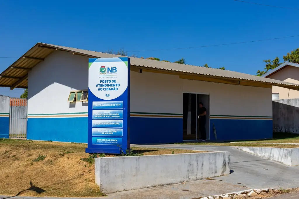 Fachada do Posto de Atendimento ao Cidadão, onde, dentre outros órgãos, funciona o Ponto de Inclusão Digital do Poder Judiciário. É uma casa com as paredes pintadas de azul e branco com listras amarelas e verdes no meio da parede.