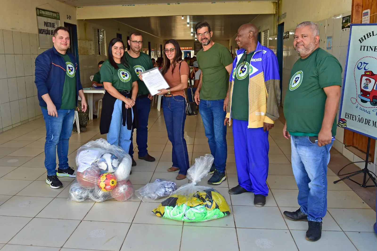 Foto que mostra servidores da Secretaria de Estado de Cultura, Esporte e Lazer entregando kits esportivos para a diretora da Escola Dona Lila Hill de Souza, em Vila Picada.
