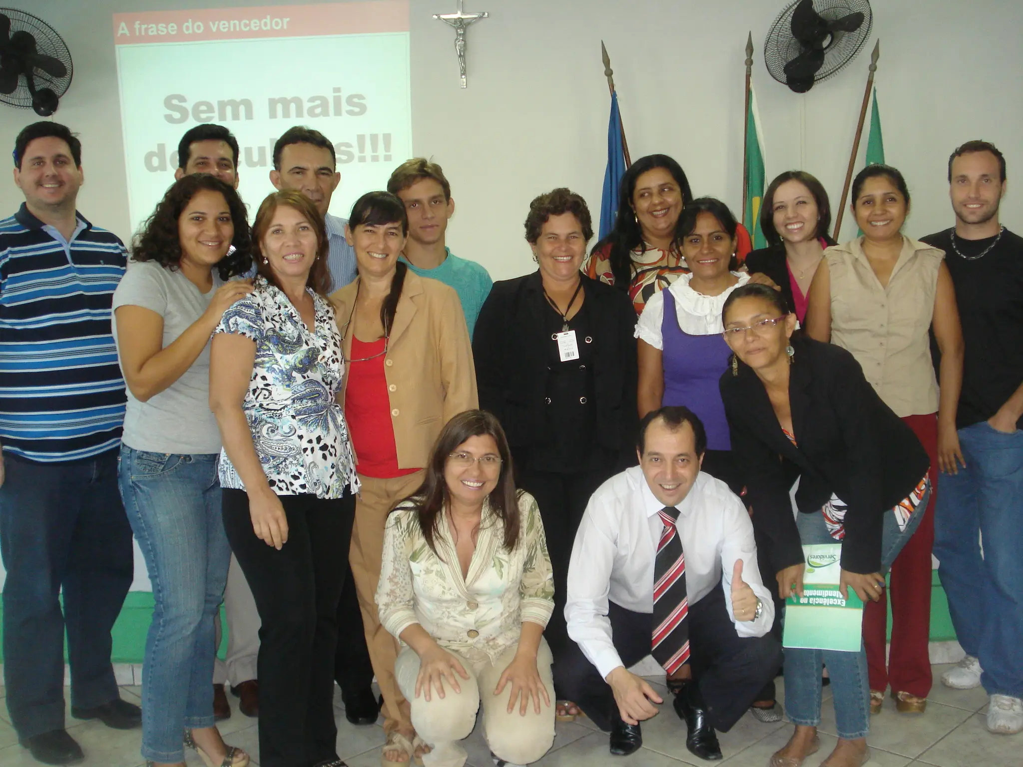 servidores de poconé posam para foto