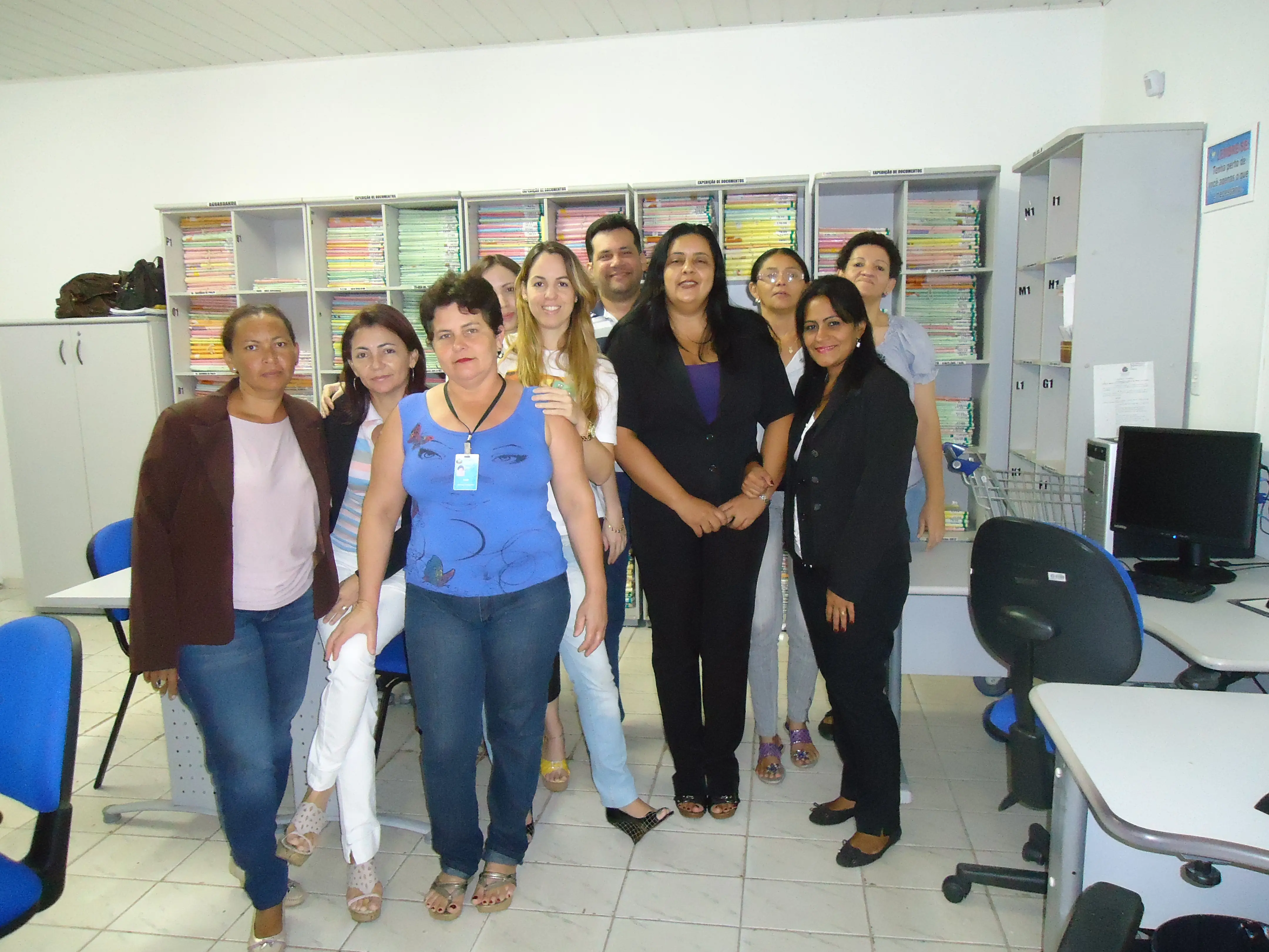 servidores de poconé posam para foto