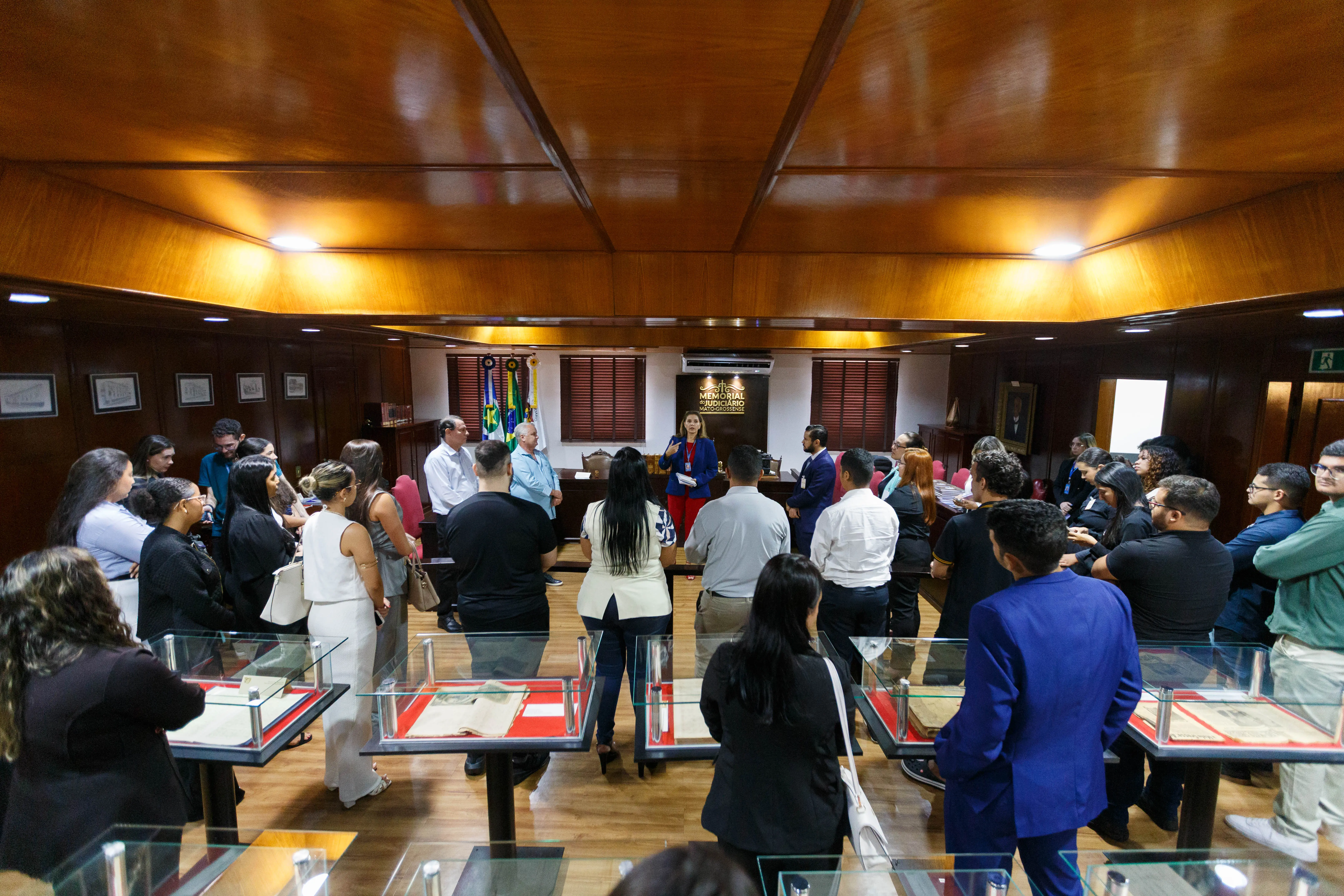 Estudantes de Direito reunidos no espaço memória, no TJMT, durante programa Nosso Judiciário