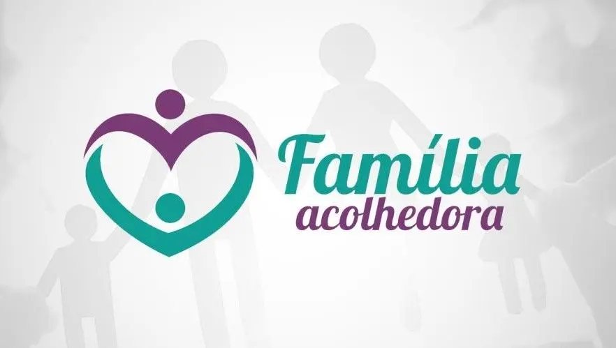 Logotipo do programa Família Acolhedora, em verde e roxo, sobre fundo claro com silhuetas de adultos e crianças.
