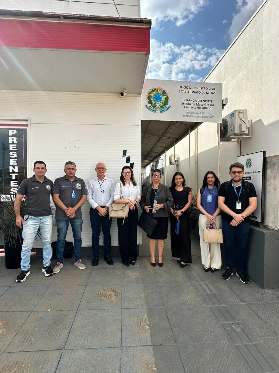 A juíza auxiliar da Corregedoria Myrian Pavan Schenkel, diretora do Departamento Foro Extrajudicial (DFE), Nilcemeire Vilela, a assessora Aline Bottezel da Rosa, o cartorário interino Edivaldo Maurício Semensato e equipe posam em frente a sede do Cartório de Paz e Notas de Ipiranga do Norte.
