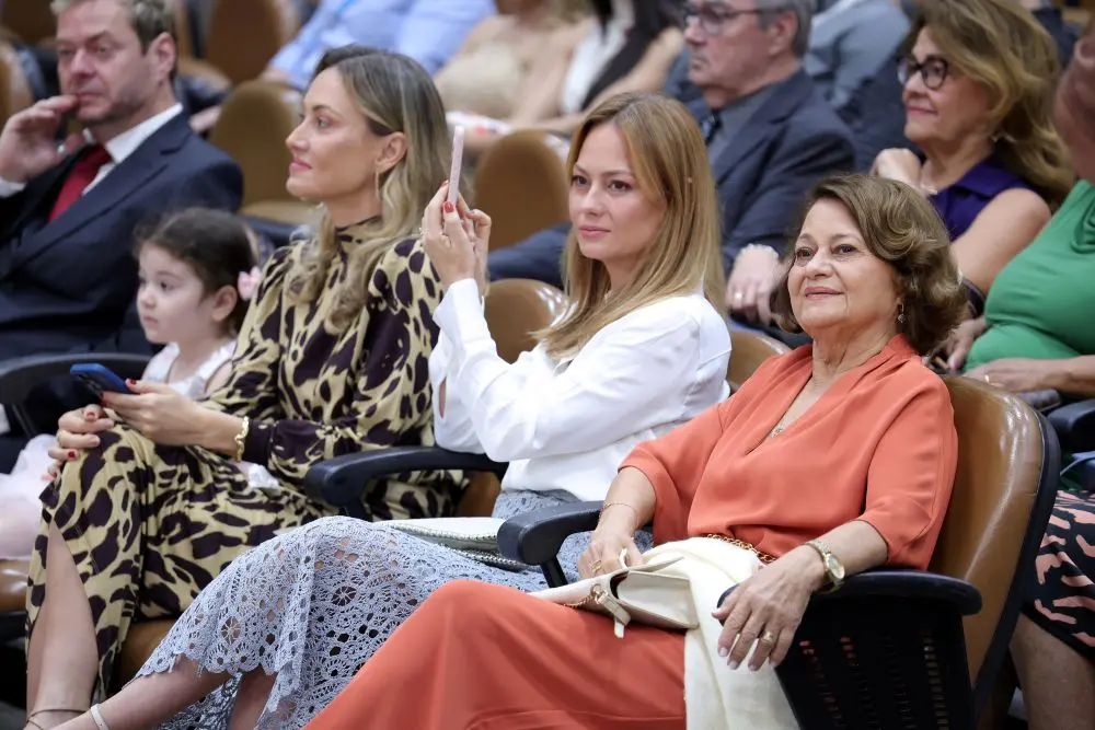 Foto horizontal que mostra a esposa, filhas, neta, filho do desembargador Sérgio Valerio e demais pessoas sentadas na plateia do plenário do Tribunal.
