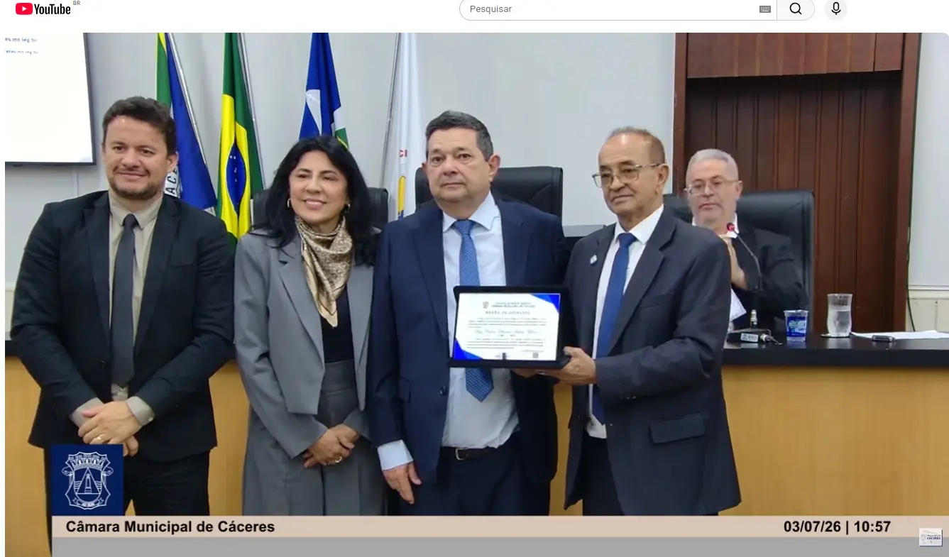 Desembargador José Luiz Leite Lindote recebe o Diploma da Ordem do Mérito durante sessão solene da Câmara Municipal de Cáceres.
