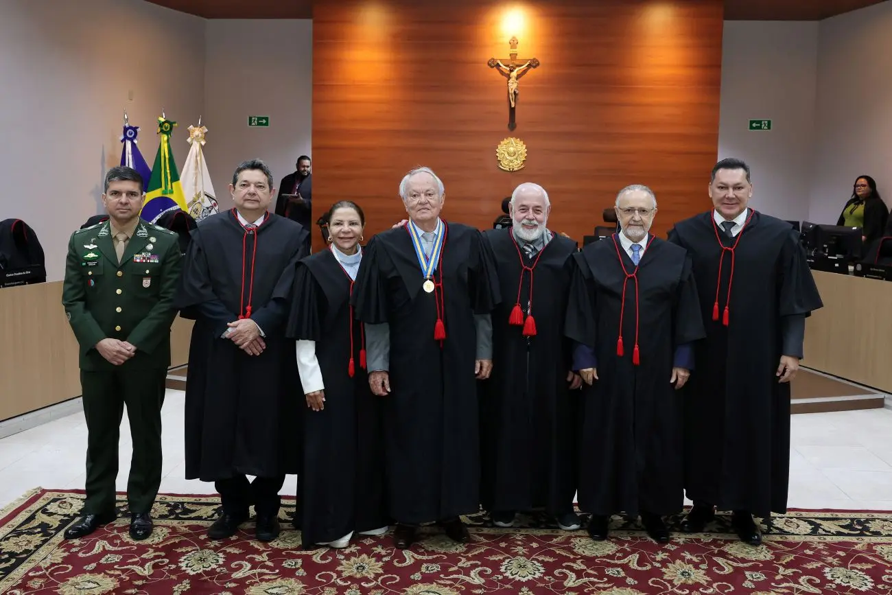Foto horizontal que mostra em pé, no centro do plenário do TJMT, da esquerda para a direita: o comandante da 13ª Brigada de Infantaria Motorizada, general Cláudio Gadelha, os desembargadores José Lindote, Juanita Cruz, Sérgio Valerio, José Zuquim, Jorge Tadeu e Marcos Regenold.