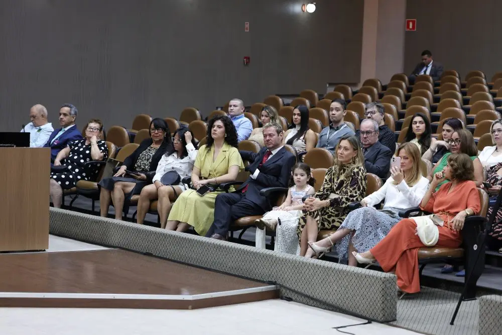 Foto horizontal que mostra a plateia do plenário do Tribunal de Justiça, durante sessão de homenagem ao desembargador Sérgio Valerio.