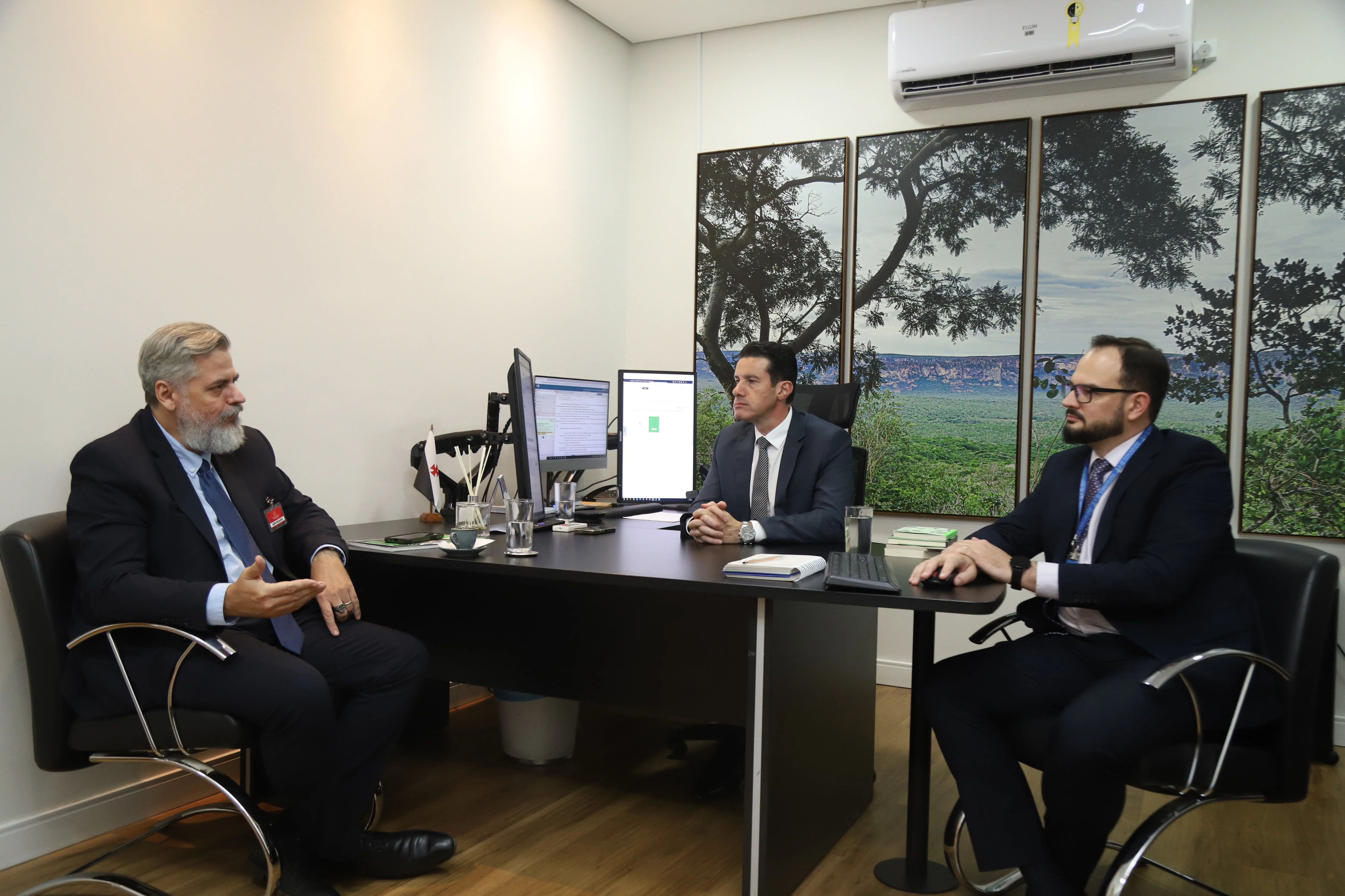Em seu gabinete, o desembargador Rodrigo Curvo e o coordenador do Programa Verde novo, Sérgio Savioli, atendem ao consultor do Prêmio Innovare, Nivaldo Romko.