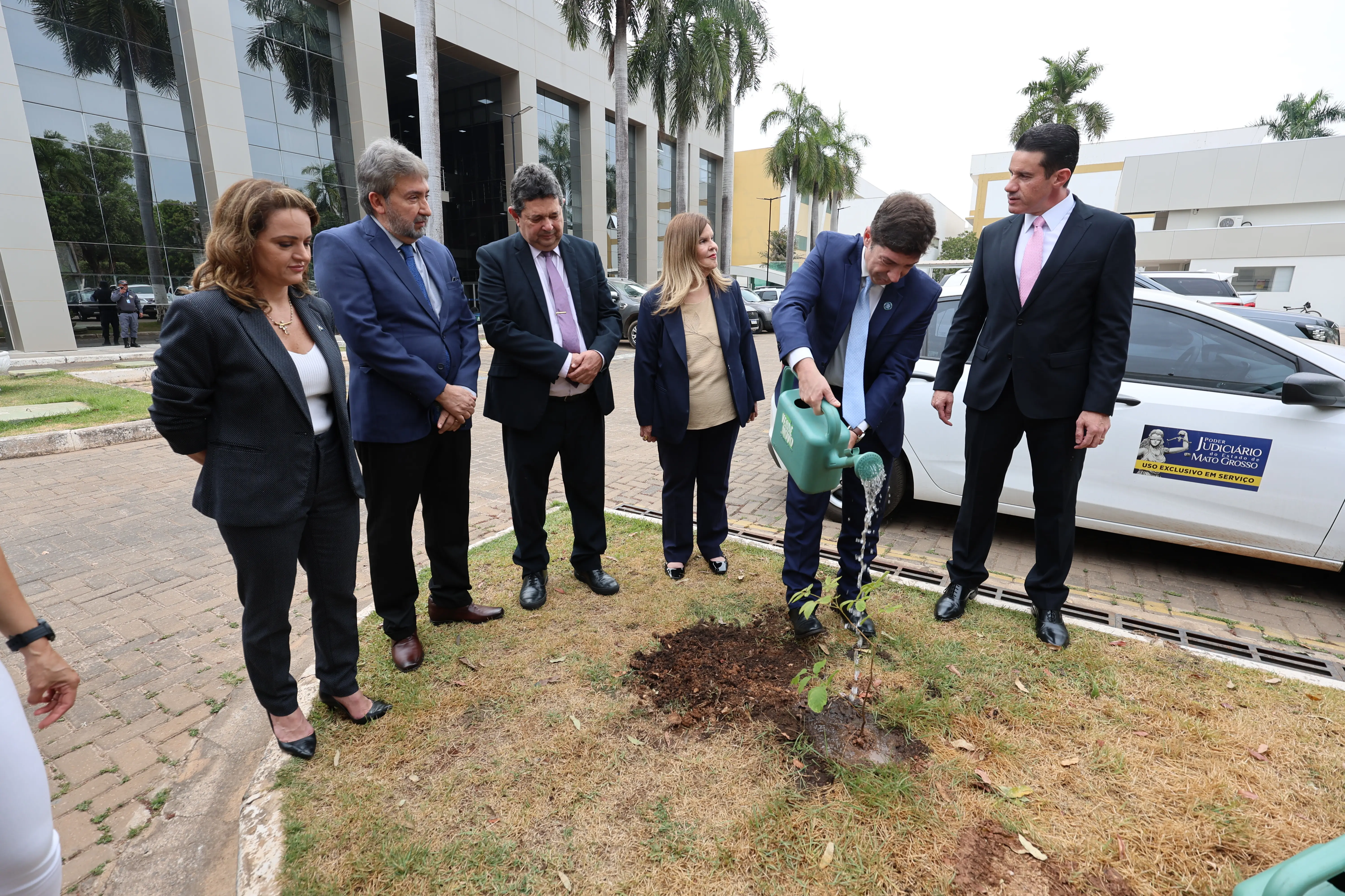 noticias/2025/9/conselheiro-cnj-planta-ipe-amarelo-e-marca-abertura-encontro-sustentabilidade-tjmt