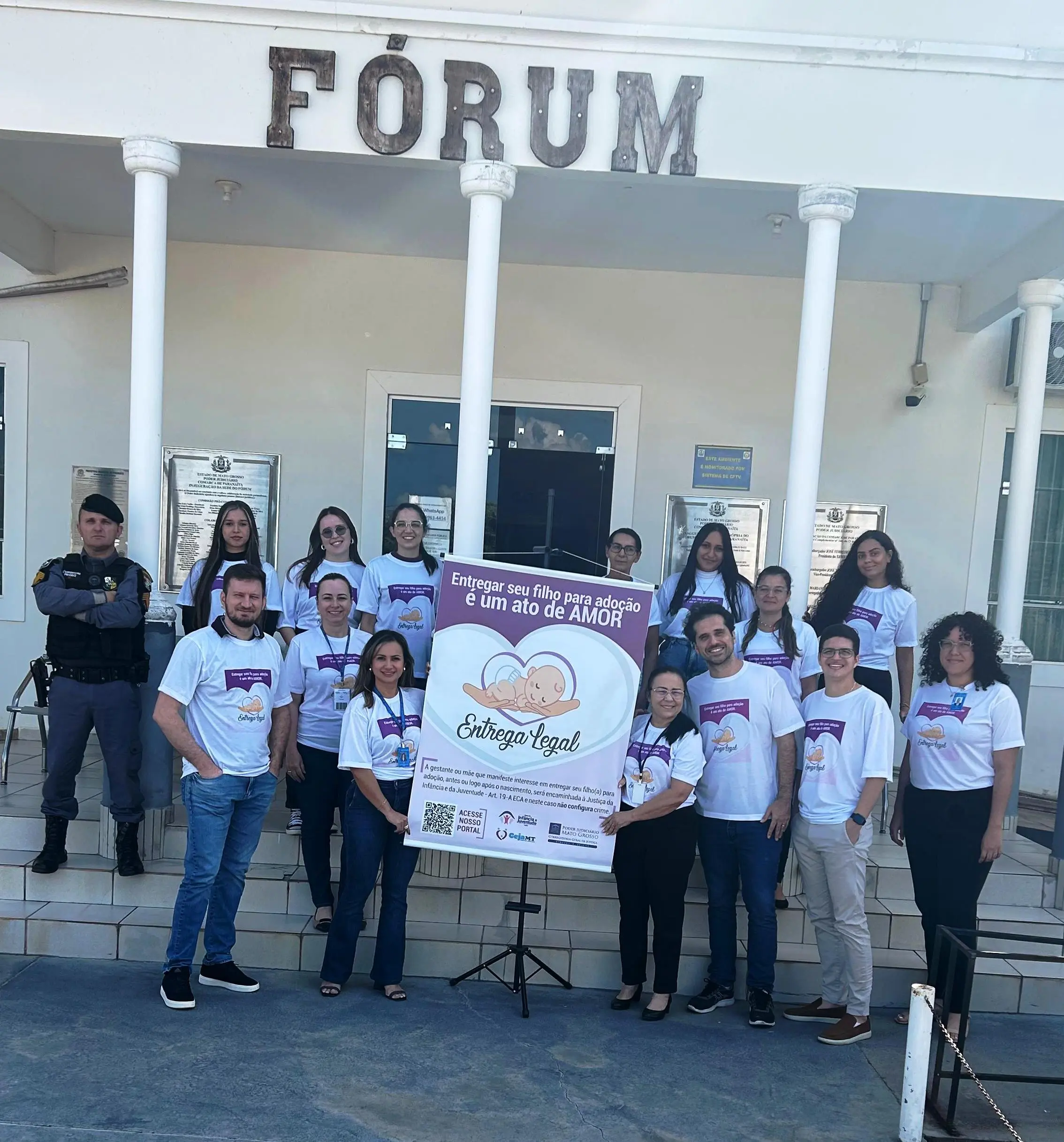 Servidores e parceiros da campanha posam em frente ao Fórum de Paranaíta com cartaz da Entrega Legal.