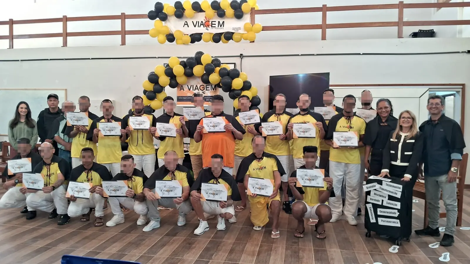 A imagem mostra a cerimônia de formatura das turmas do programa 