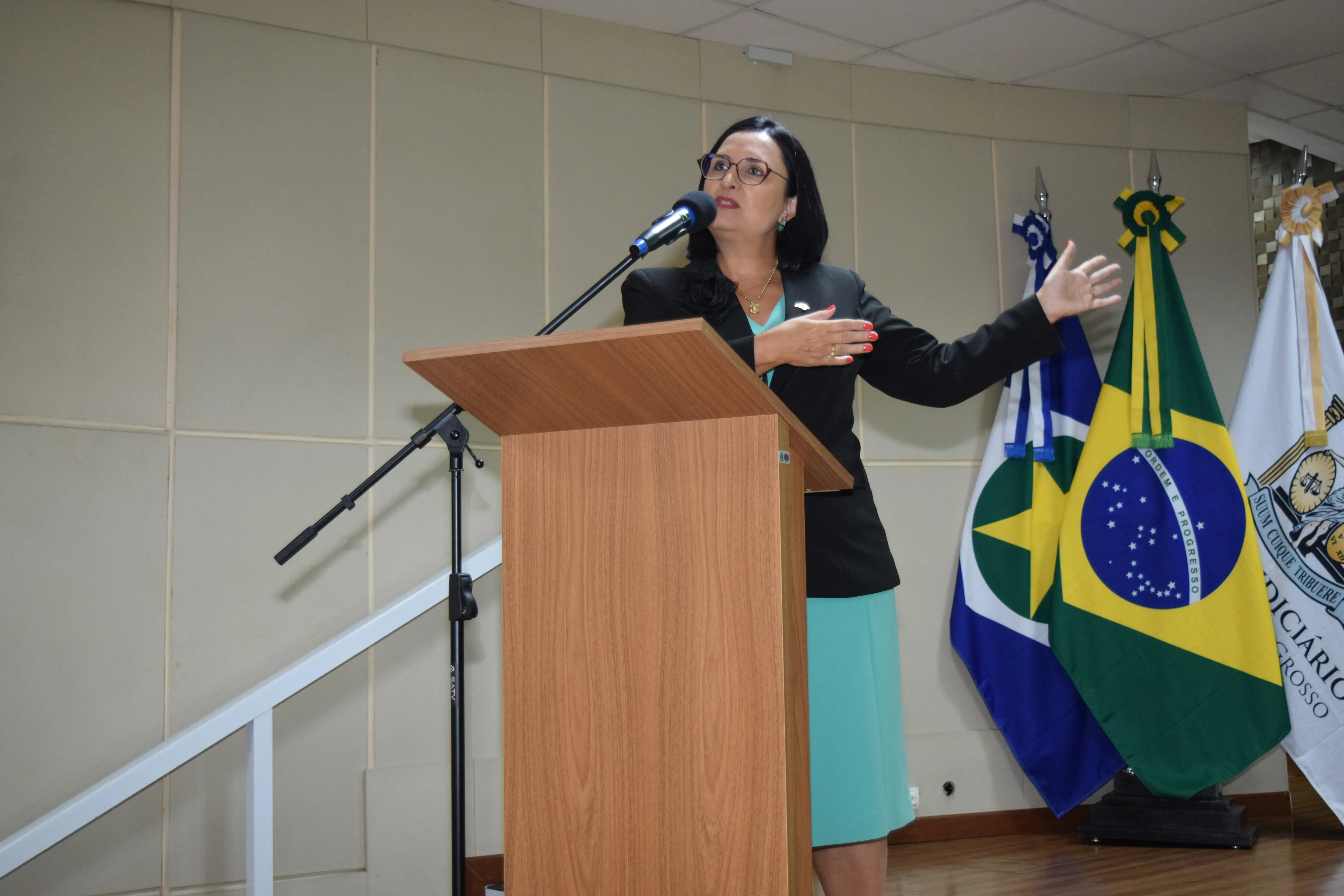 Desembargadora Salise Monteiro Sanchotene é uma mulher branca, de cabelos pretos até o obro, veste blazer preto e vestido azul claro. Ela está no púlpito durante palestra