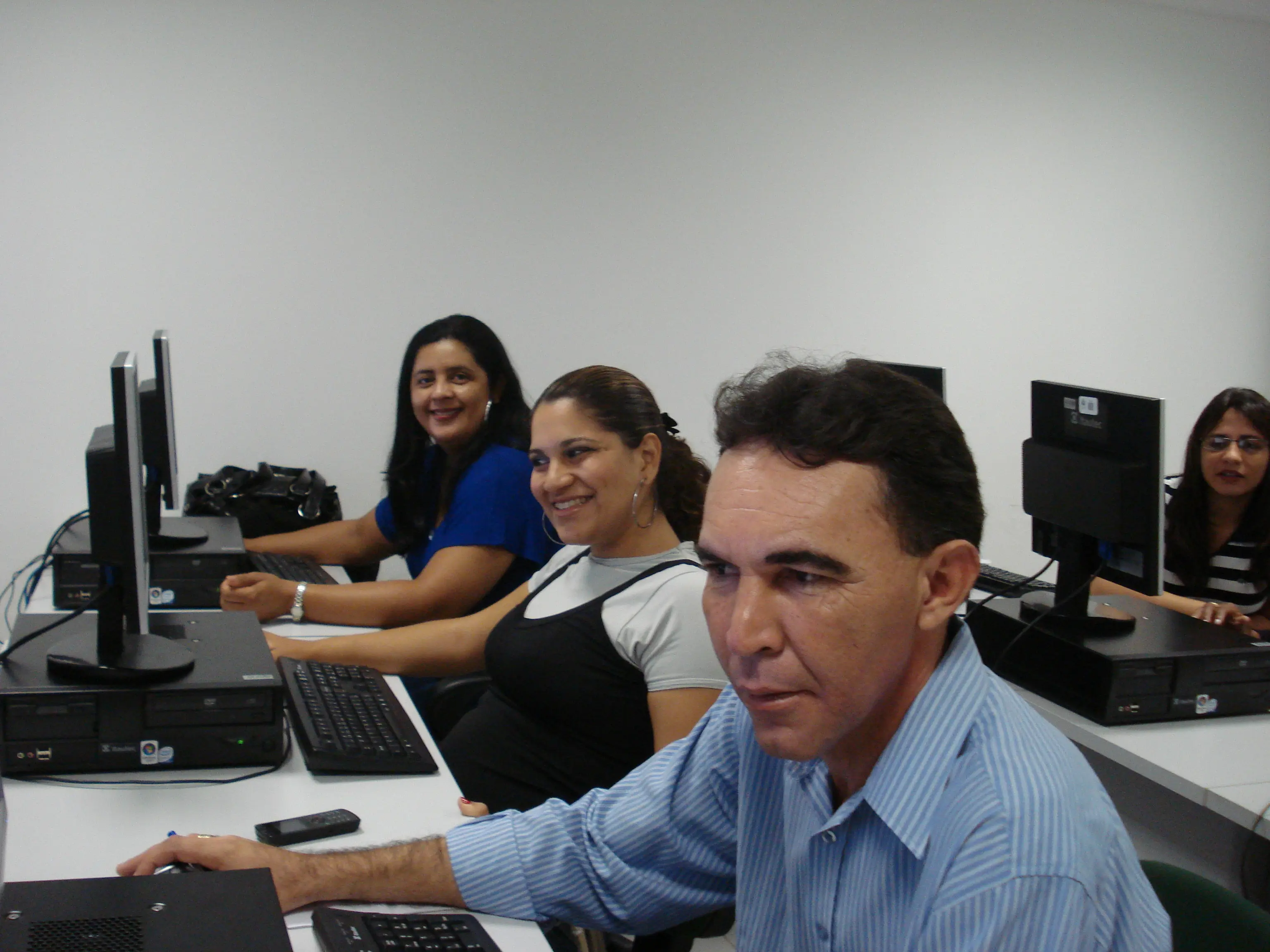 Servidores da Comarca de Poconé trabalhando em frente a computadores