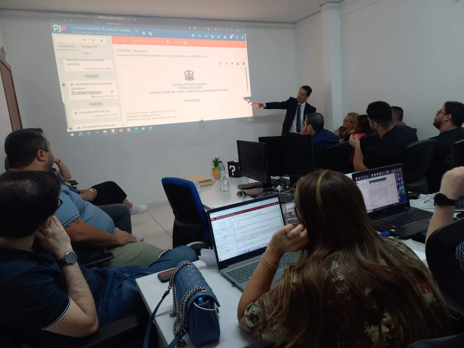 servidores de poconé em dia de curso com o juiz Emerson Cajango