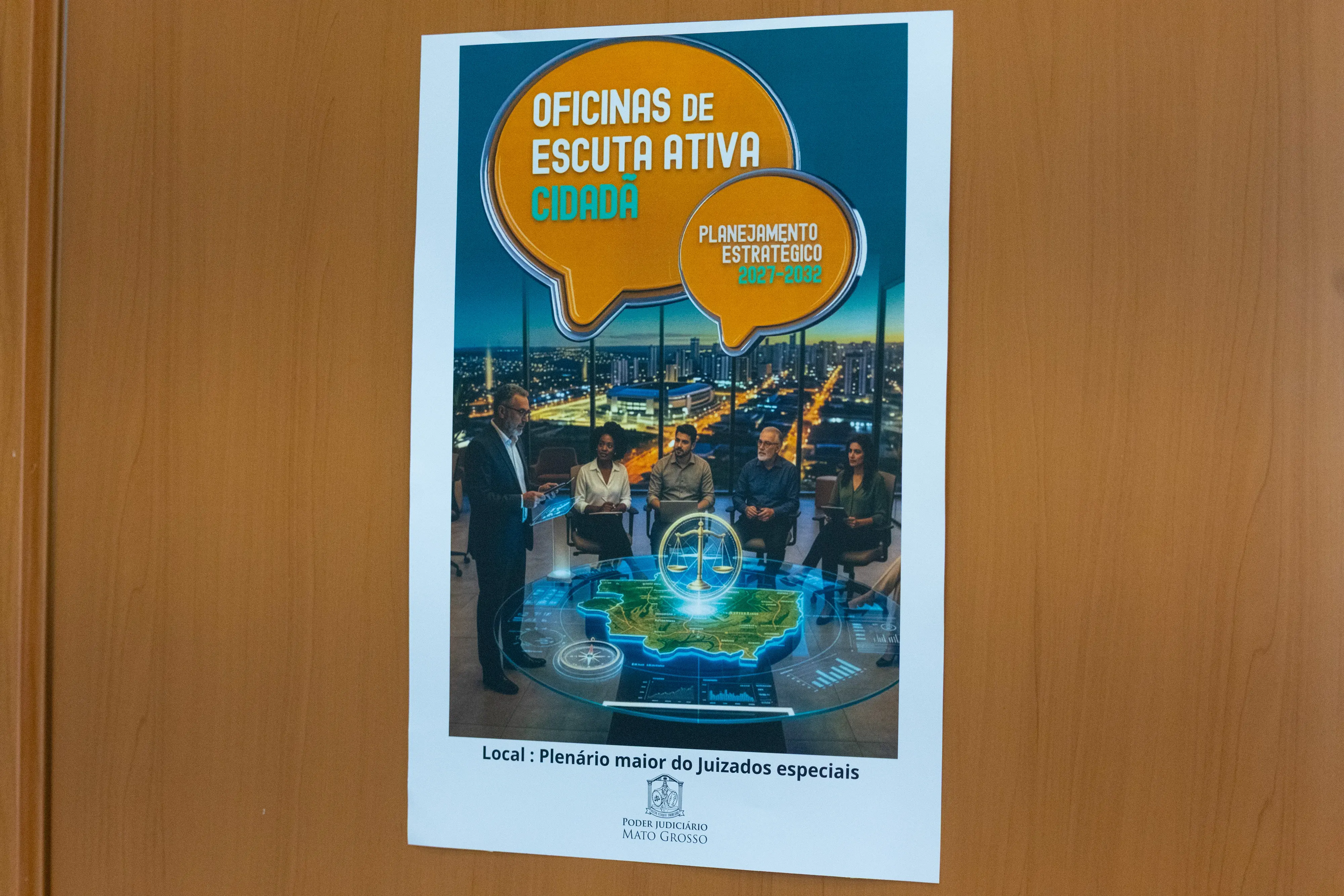 Cartaz da oficina Escuta Ativa e Planejamento Estratégico é exibido em painel digital com arte em tons azuis e verdes.
