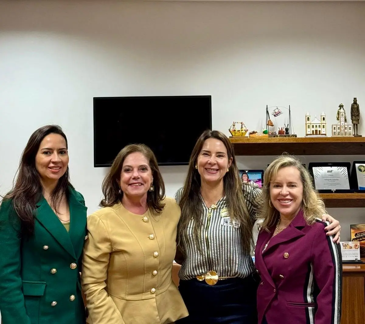 Foto horizontal que mostra a juíza de Mato Grosso, Tatyana Borges, ao lado de outras três mulheres, durante agenda institucional em Brasília.