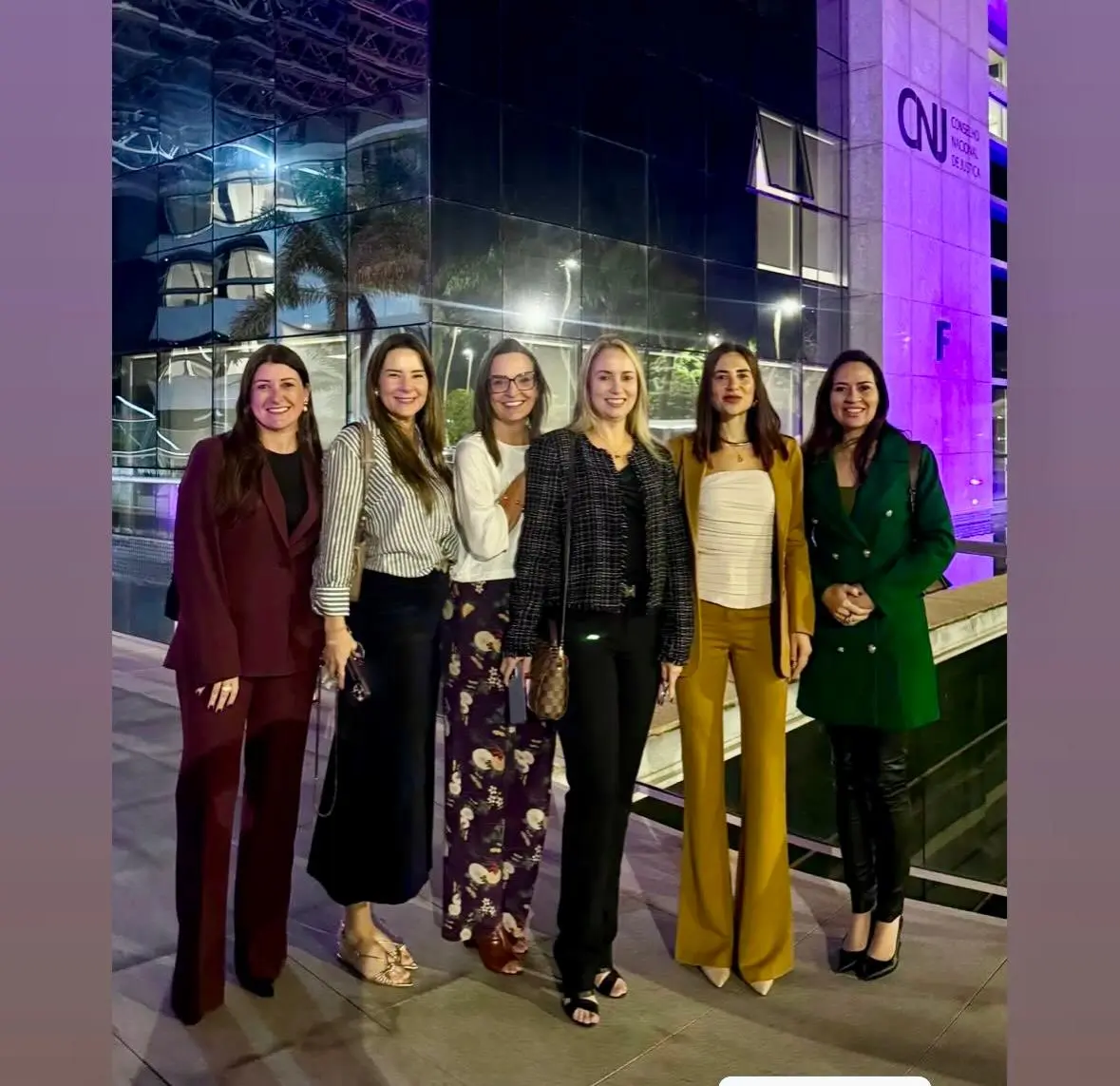 Foto horizontal que mostra seis mulheres, todas magistradas integrantes do Fonavid, posando para foto em frente à sede do Conselho Nacional de Justiça, em Brasília.