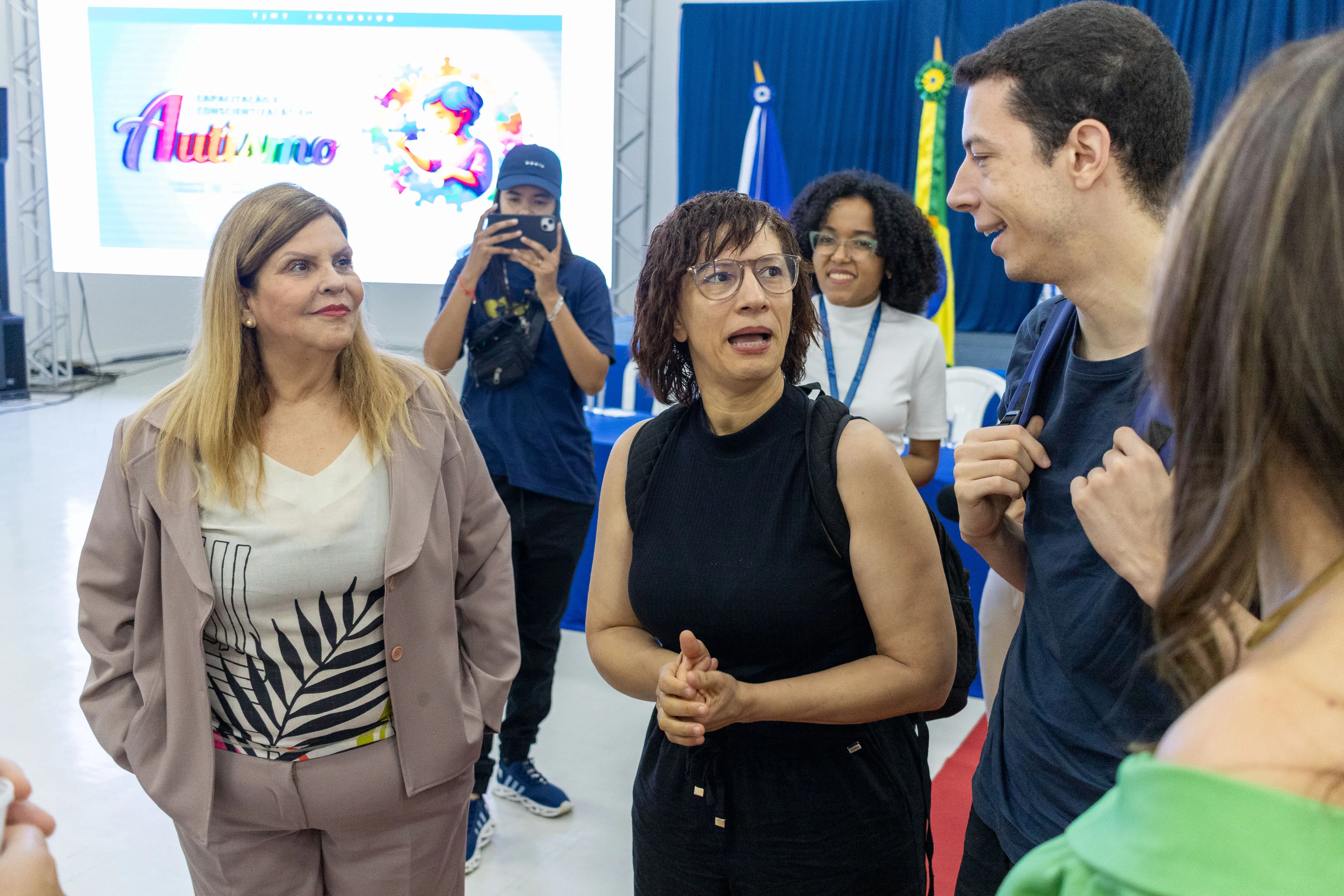 Desemb argadora Nilza pôssas de Carvalho, Nicolas e sua mãe conversam durante o TJMT Inclusivo em Sorriso