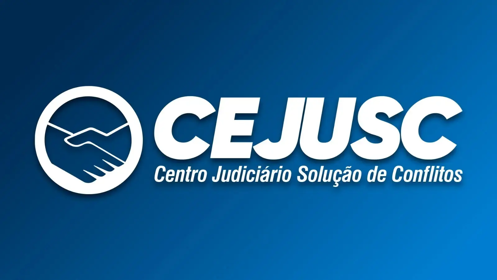 Card com a imagem com fundo em degradê azul, do tom mais escuro à esquerda para o mais claro à direita. Ao centro, aparece a identidade visual do CEJUSC.