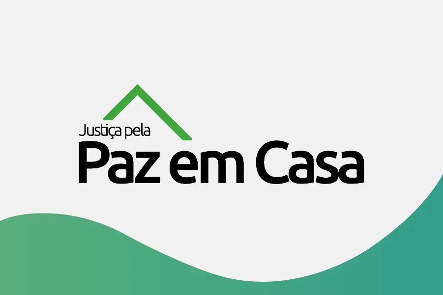 Arte gráfica com fundo claro destaca a frase “Justiça pela Paz em Casa”. Um traço verde em formato de telhado simboliza a casa sobre o texto, reforçando a ideia de proteção e enfrentamento à violência doméstica.
