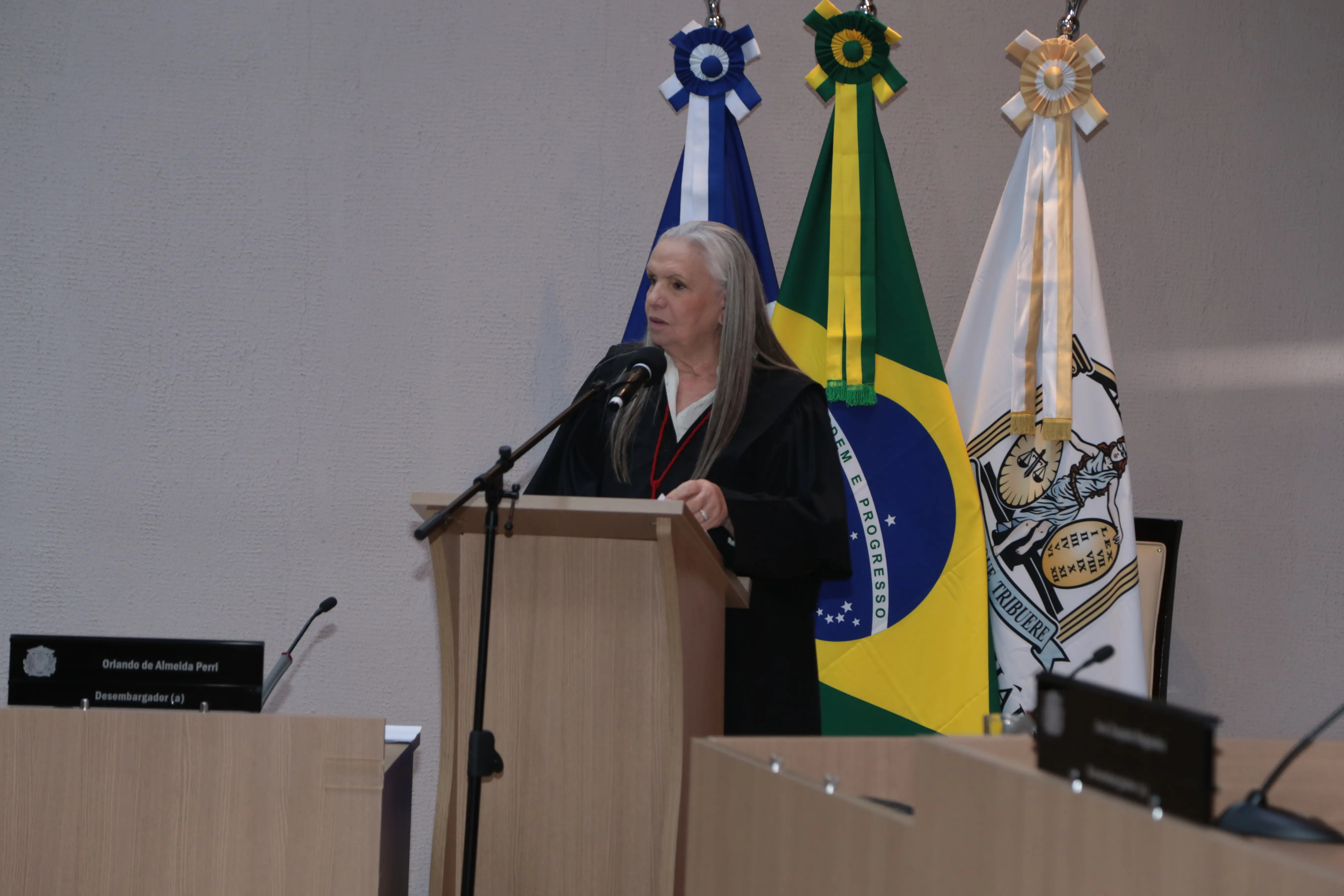 Desembargadora Maria Erotides Kneip usa toga e dá boas-vindas aos recém-empossados juízas e juízes substitutos do TJMT