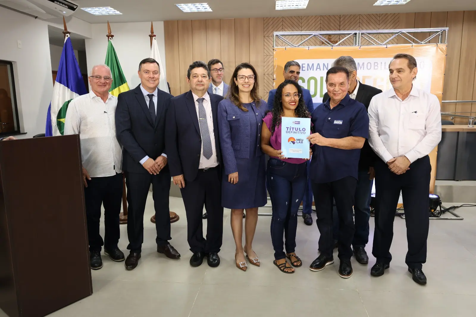 Moradora do bairro Altos da Chapada, Mariana Silva Soares recebe o título das mãos das autoridades do Poder Judiciário, Executivo e Legislativo estadual e municipal.