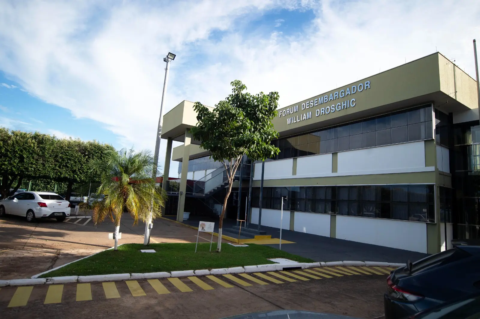 Fachada do Fórum de Rondonópolis é verde, com dois andares