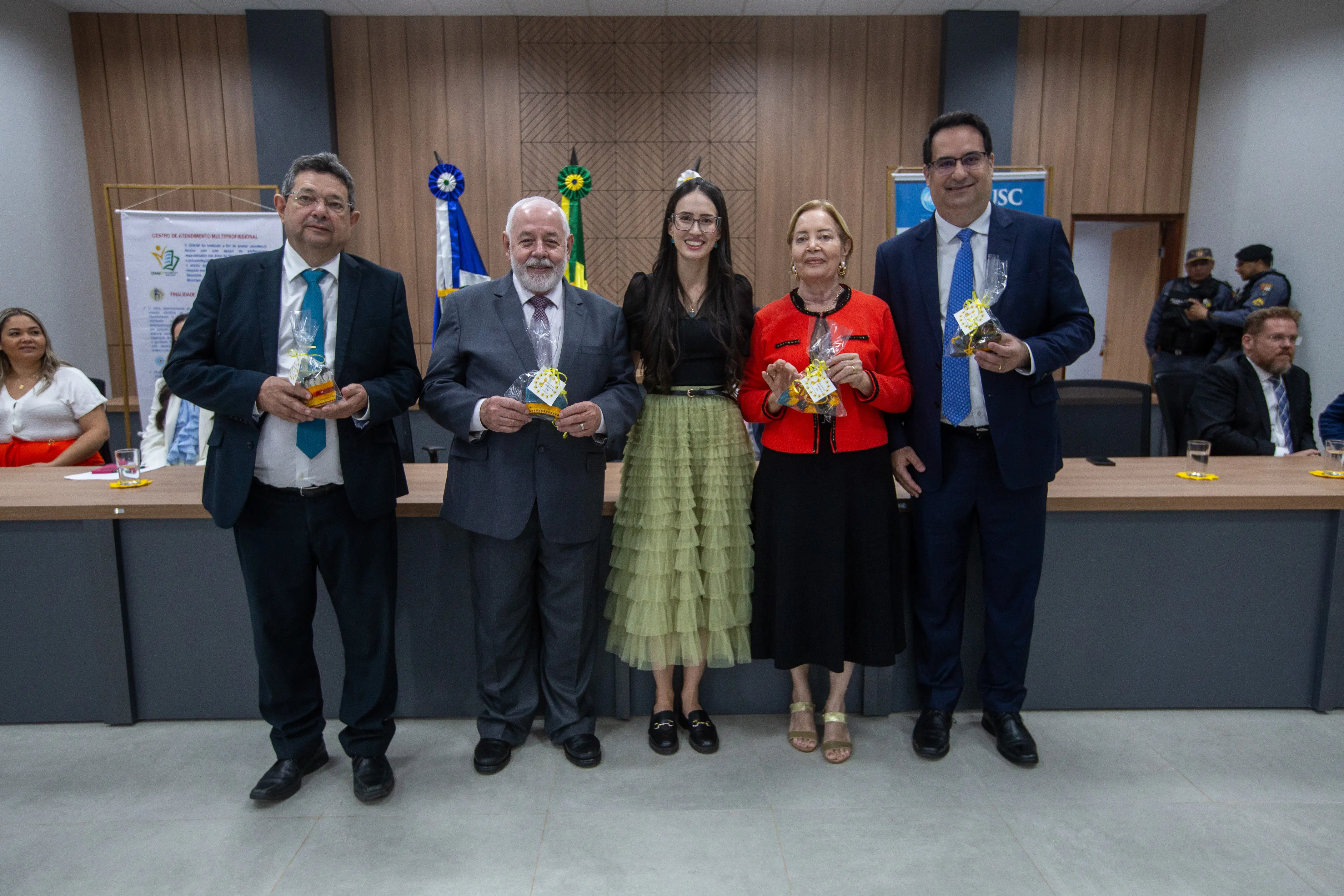 foto na horizontal dos magistrados homenageados pela assistente social do município, Thais Cunha Oliveira, que entregou um mini cocar indígena, representando os povos originários de Campo Novo do Parecis com o girassol símbolo da Justiça Restaurativa no município.