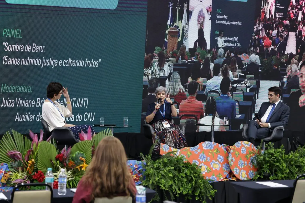 Foto que mostra os palestrantes e a moderadora de um painel do Fonamec sentados em poltronas no palco. Ao centro está a juíza Viviane Rebello. Do lado direito, o juiz Juliano Carneiro e, do lado esquerdo, a pesquisadora Danieli Rocha.
