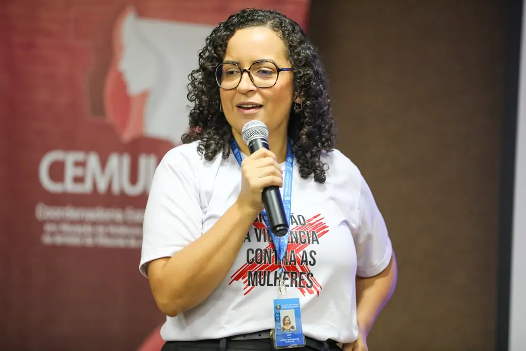 Servidora da Cemulher profere palestra a membros da rede de enfrentamento à violência doméstica. 