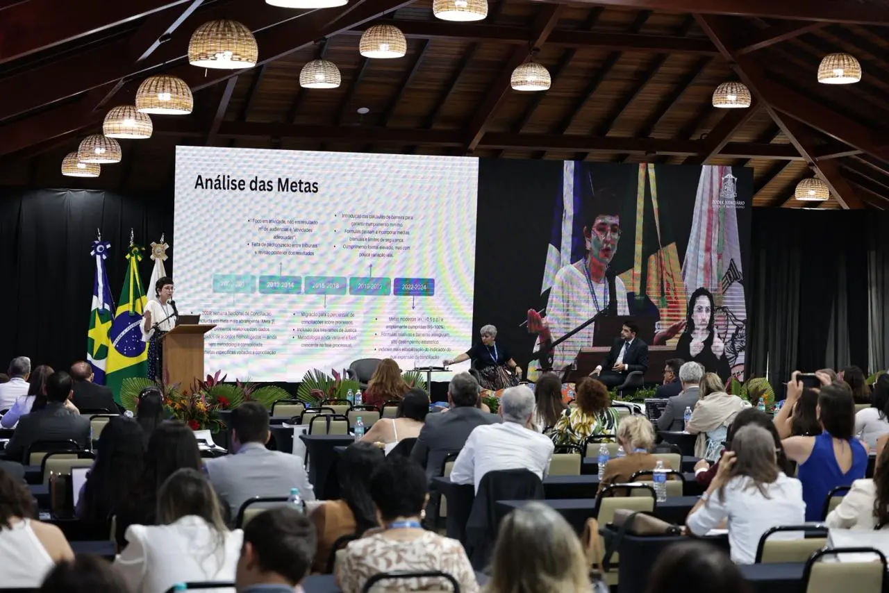 Foto em plano aberto que mostra o auditório lotado de pessoas assistindo às palestras do Fonamec.