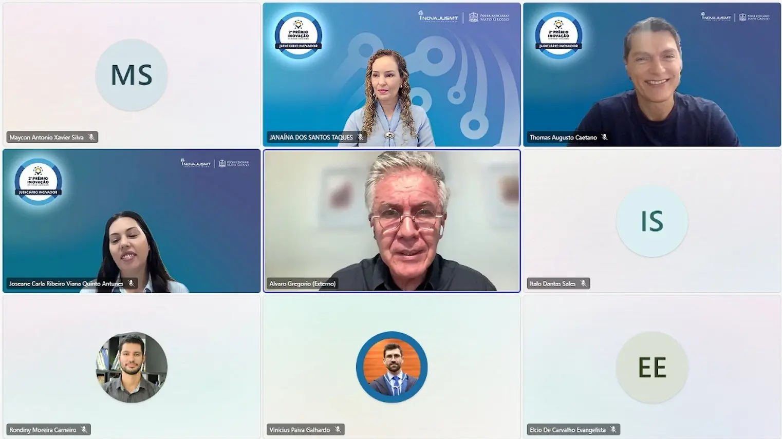 Print de tela na horizontal que mostra uma videoconferência, na qual participam o professor Álvaro Gregório, a juíza Joseane Antunes e servidores do laboratório de inovação do Poder Judiciário de Mato Grosso.