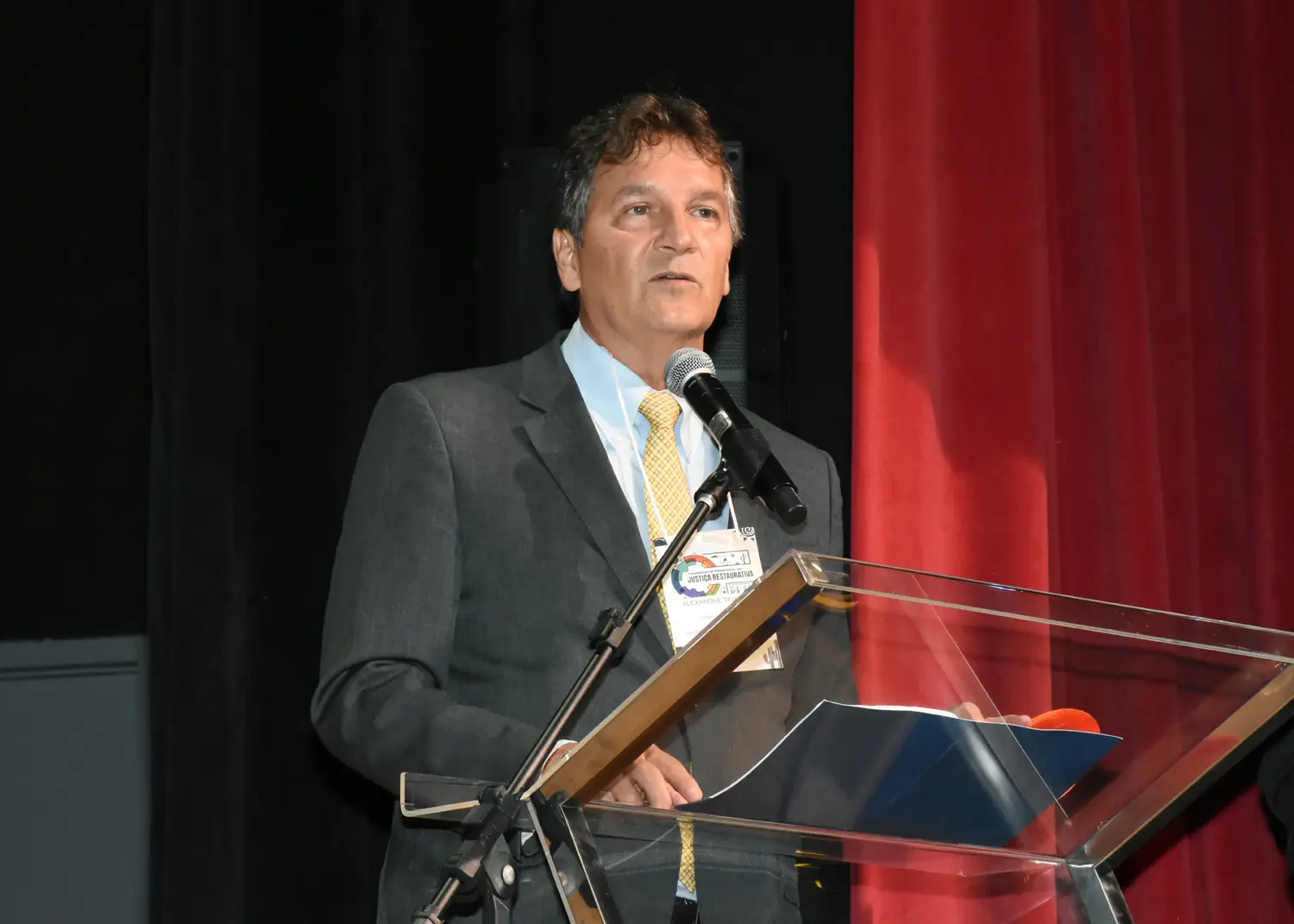 O conselheiro do Conselho Nacional de Justiça (CNJ), Alexandre Teixeira, faz uso da fala durante o Congresso Internacional de Justiça Restaurativa.
