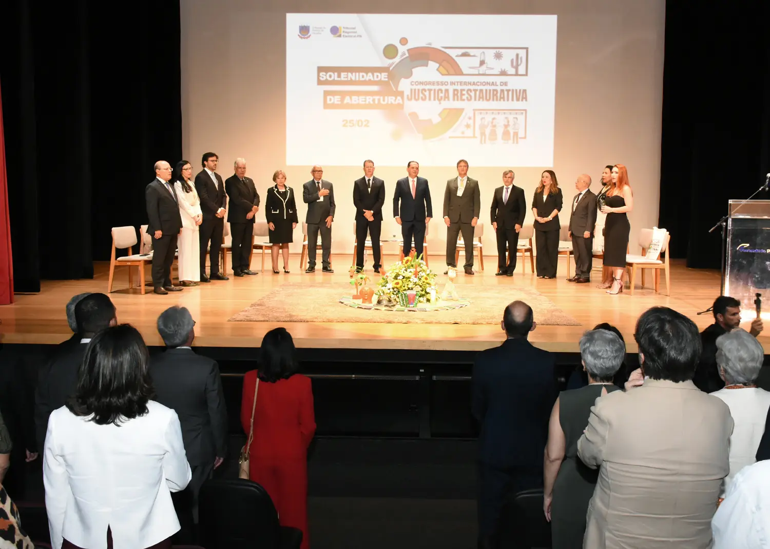 Imagem horizontal colorida de autoridades do Judiciário participantes da solenidade de abertura do I Congresso Internacional de Justiça Restaurativa, realizado em João Pessoa, na Paraíba.