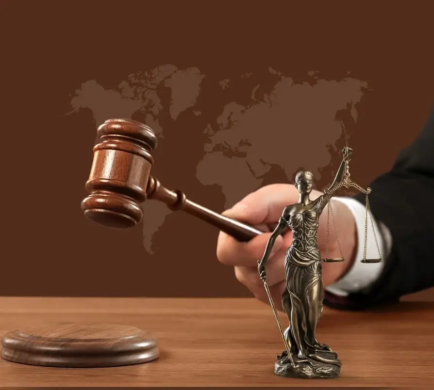 Ilustração com martelo de juiz e estátua da deusa Têmis, símbolos da Justiça.