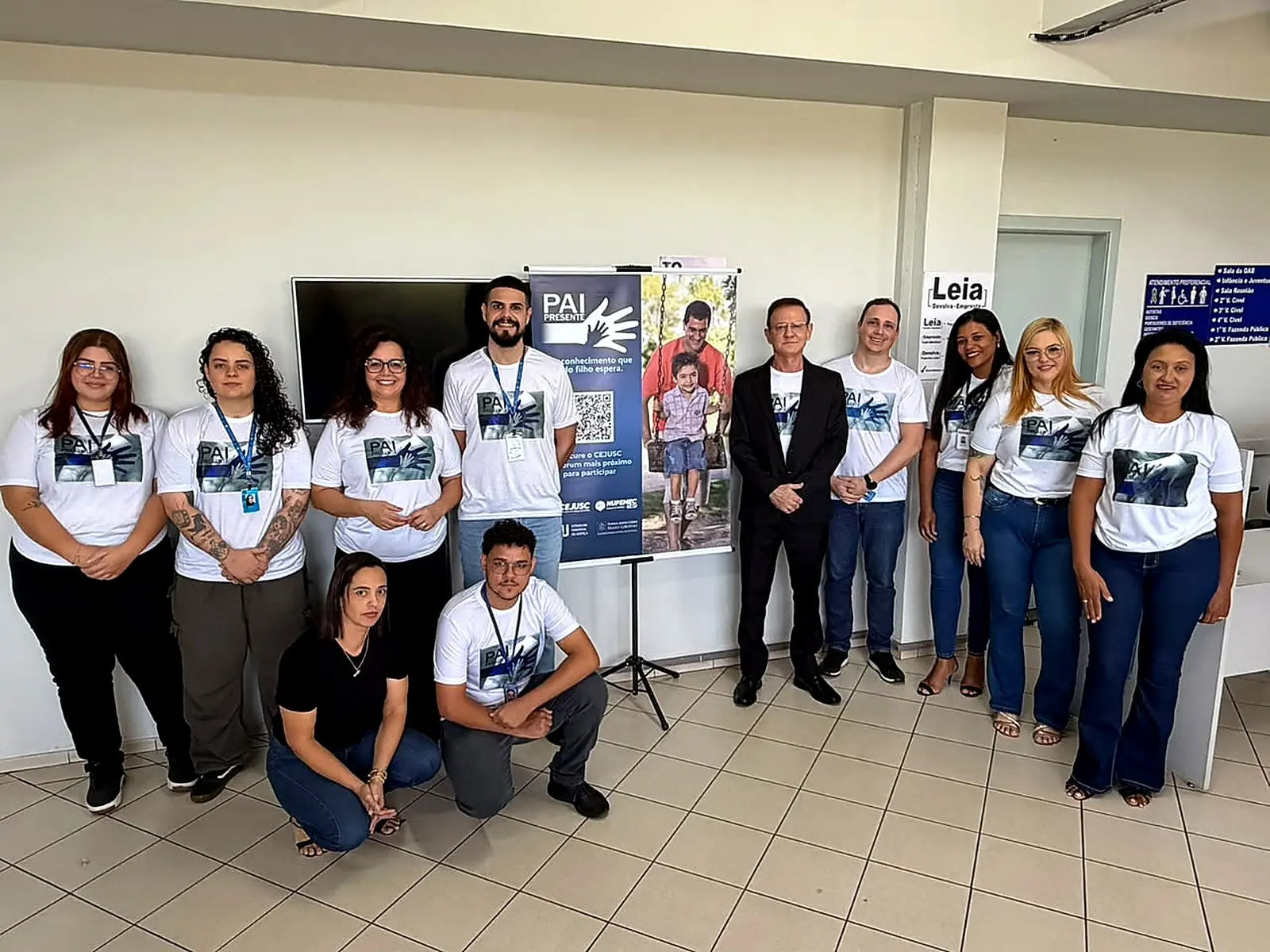 Servidores usam camisetas brancas do projeto 