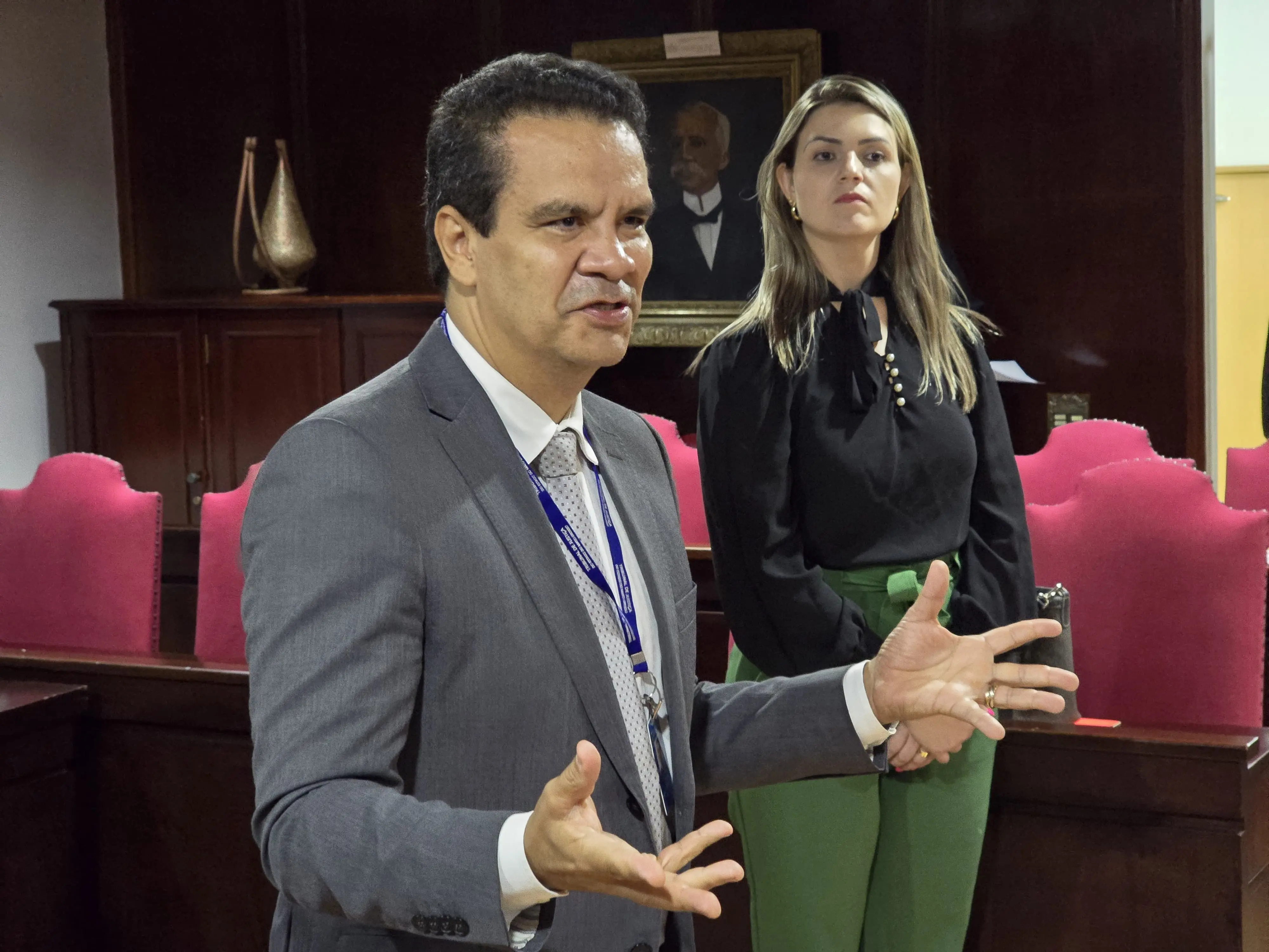 Juiz Emerson Cajango e coordenadora do Núcleo de Práticas Jurídicas da UNIC, professora Ana Flavia Uchoa, durante projeto Nosso Judiciário