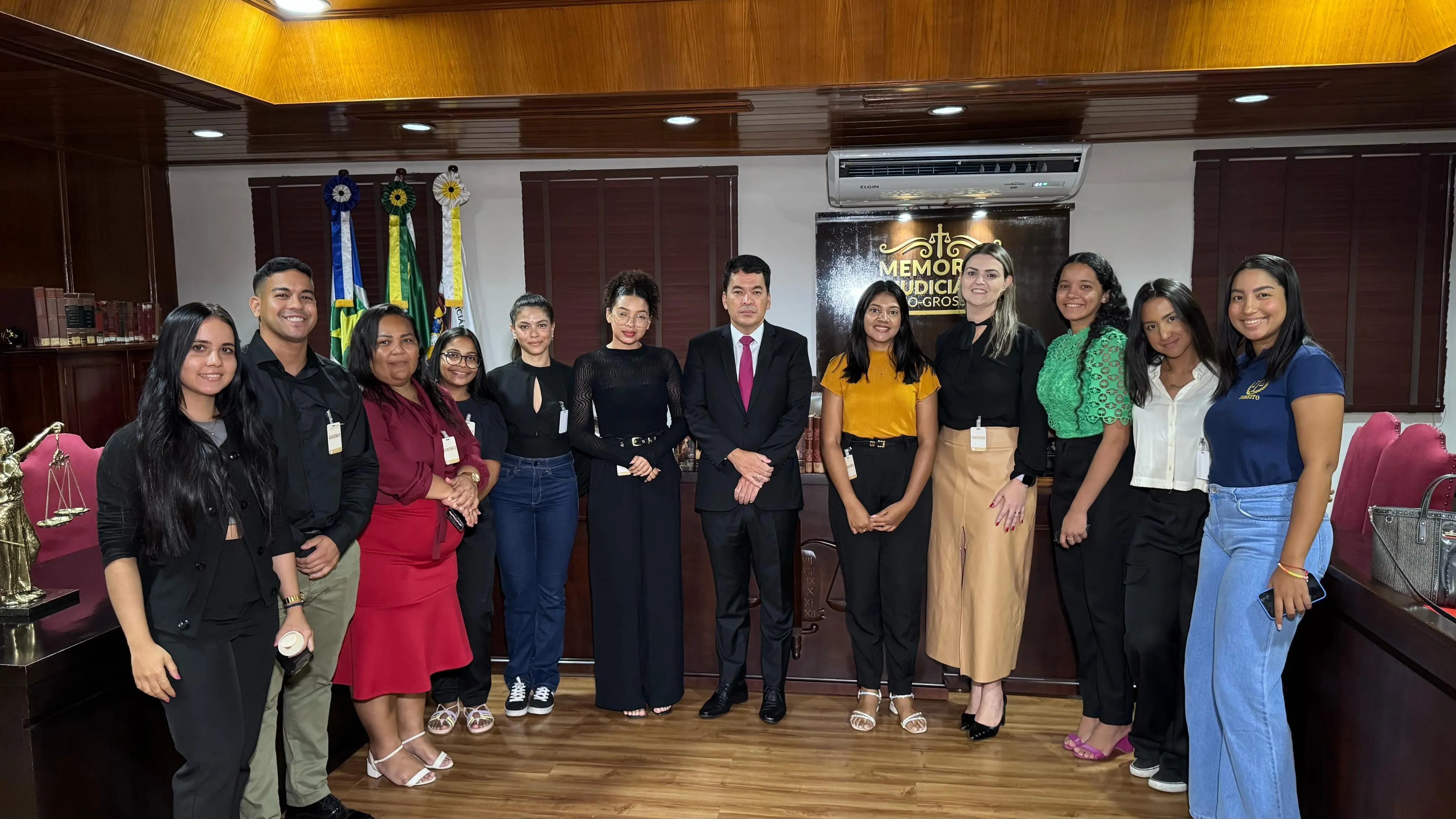 Estudantes da Unic Cuiabá posam para foto junto do desembargador Helio Nishyama
