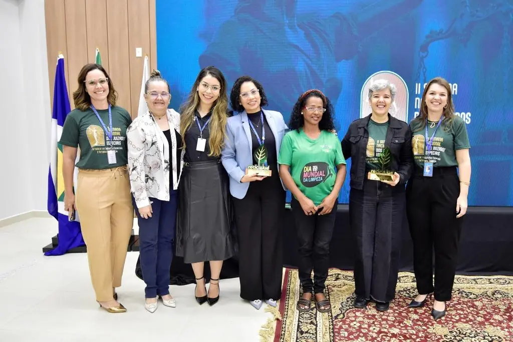 Na imagem a diretora do Daje, Shusiene Machado, três servidoras da 2º Juizado Especial Cível de Várzea Grande, a presidente da Asmats, Cidinha Nascimento, a juíza Viviane Brito e a gestora administrativa do Núcleo de Sustentabilidade, Jaqueline Schoffen estão perfilados para entrega de dois troféus 