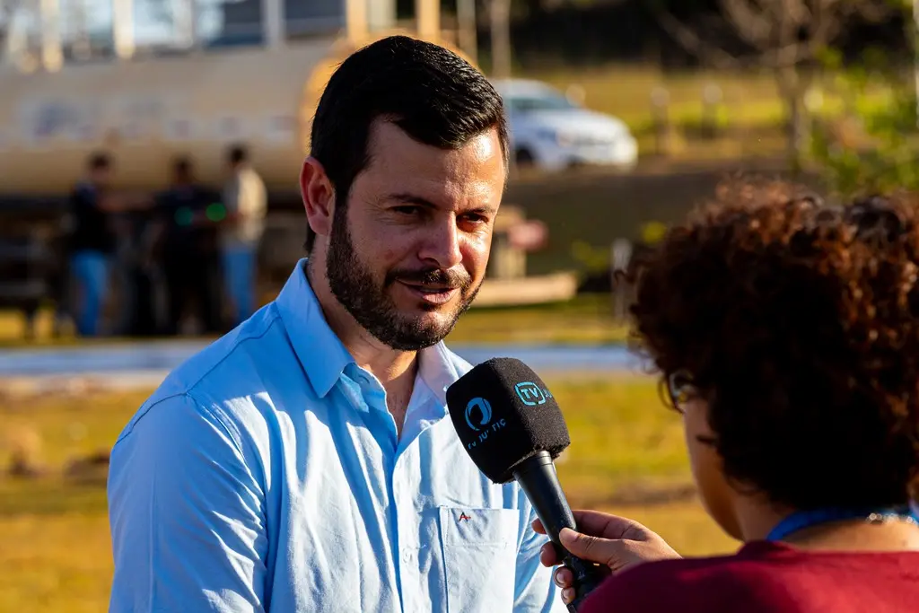 Prefeito de Nova Brasilândia, José Antônio Cardoso, concede entrevista à TV Justiça. Ele é um homem jovem, branco, de olhos, cabelos e barba castanho escuro, usando camisa social azul clara.